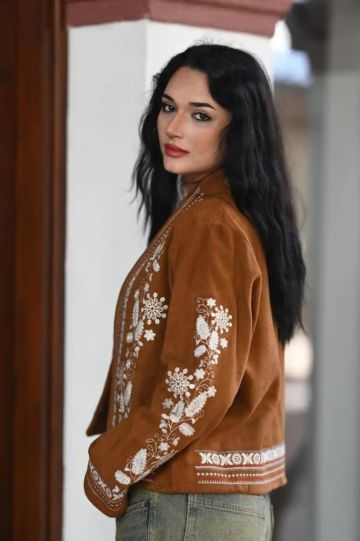 Camel Rengi Ceketlerin Moda Dünyasındaki Yeri ve Stil İpuçları