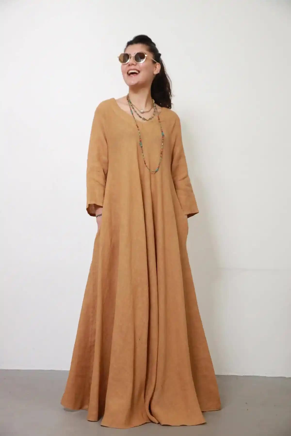 Camel Rengi Elbise: Moda Dünyasında Zamansız Şıklığın Simgesi ve Stil Önerileri