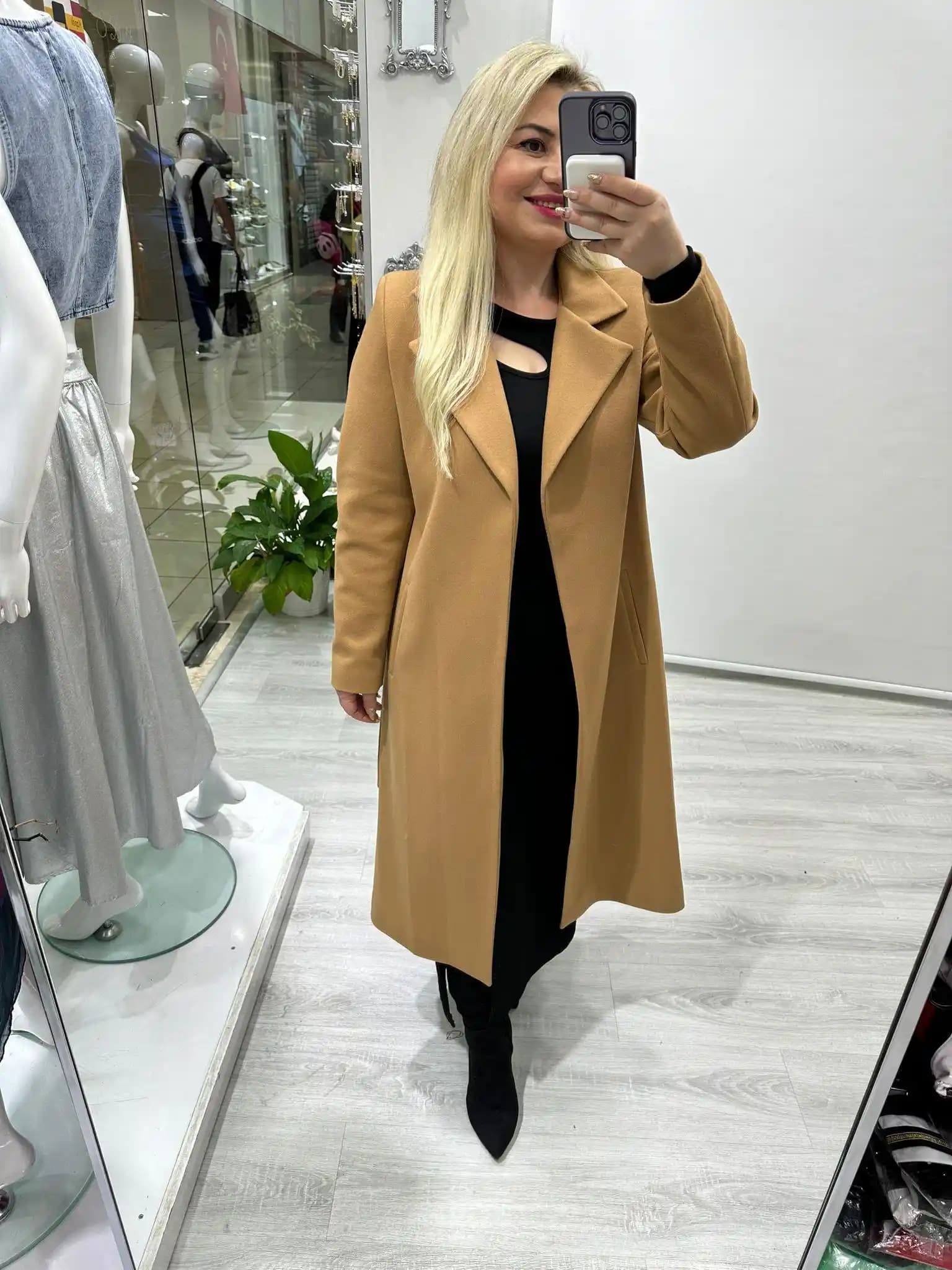 Camel Rengi Kaban: Kışın Şıklığını Yansıtan Zamansız ve Çok Yönlü Parça