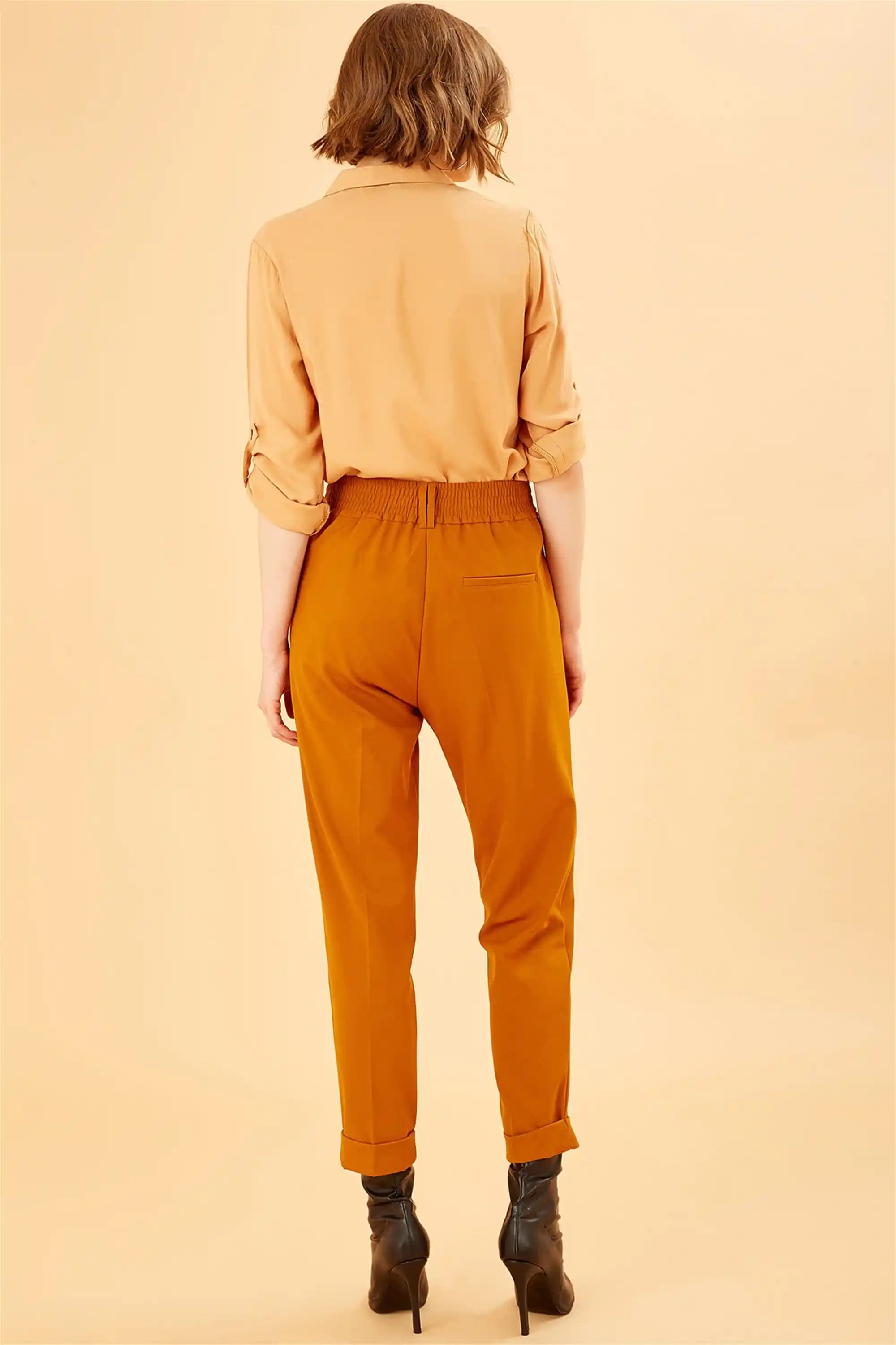 Camel Rengi Pantolon: Moda Dünyasında Zamansız ve Çok Yönlü Bir Parça