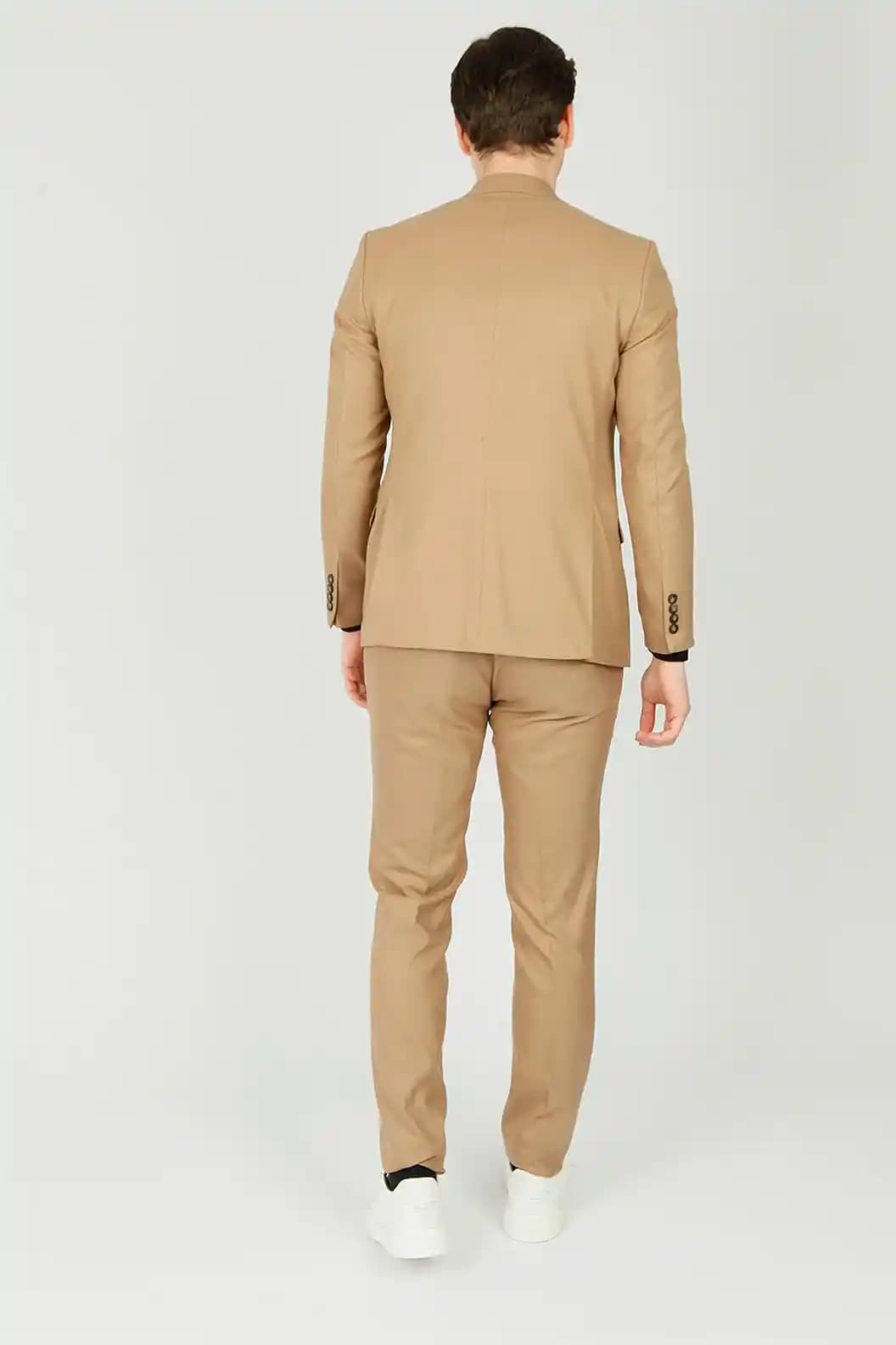 Camel Takım Elbise: Zamansız Şıklık ve Modern Trendleri Yansıtan Klasik Giyim Seçeneği