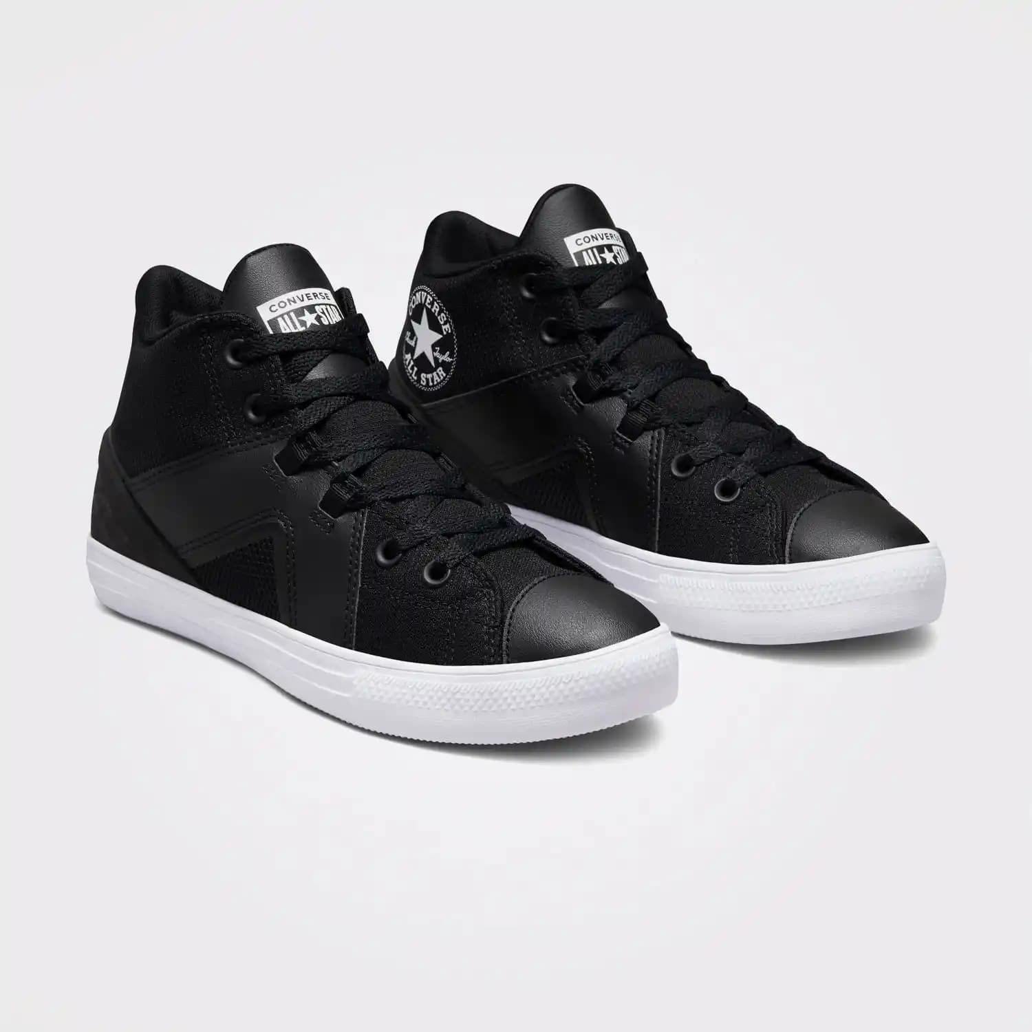 Chuck Taylor All Star Flux Ultra: Modern Tasarımı ve Moda Trendlerine Uyum Sağlayan Spor Ayakkabı