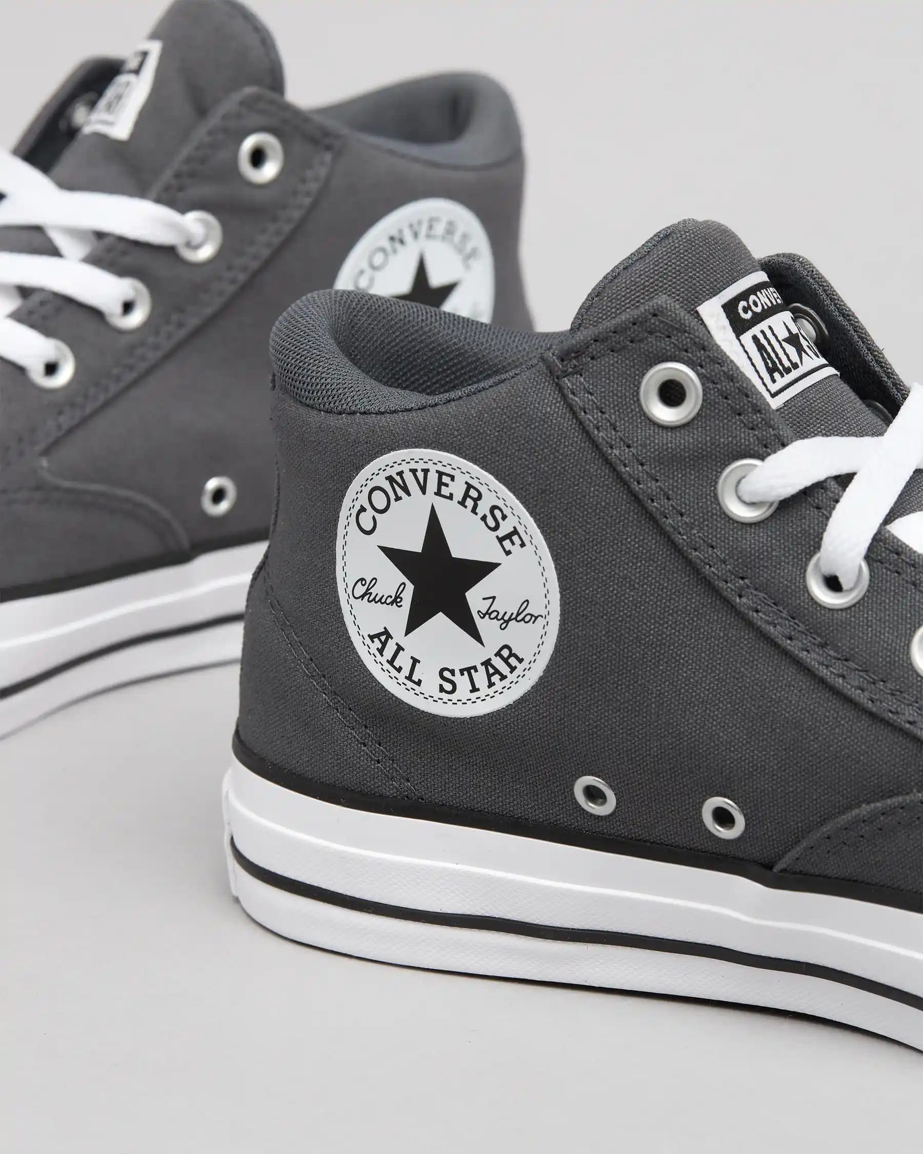 Chuck Taylor All Star ve Malden Street: Sokak Modasında Şıklık ve Konforun Buluşması