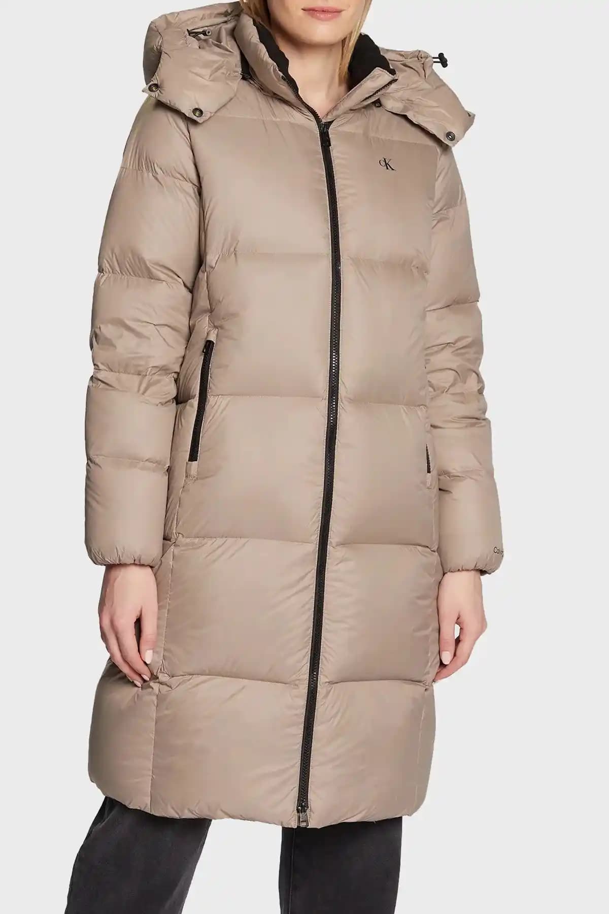 CK Bayan Montları: Şıklık ve Fonksiyonelliğin Birlikte Sunulduğu Kış Moda Parçası