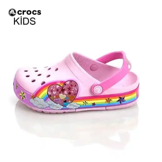 Çocuklar ve Gençler Arasında Crocs Terliklerin Moda ve Konfor Uyumunu Sağlayan Özellikleri