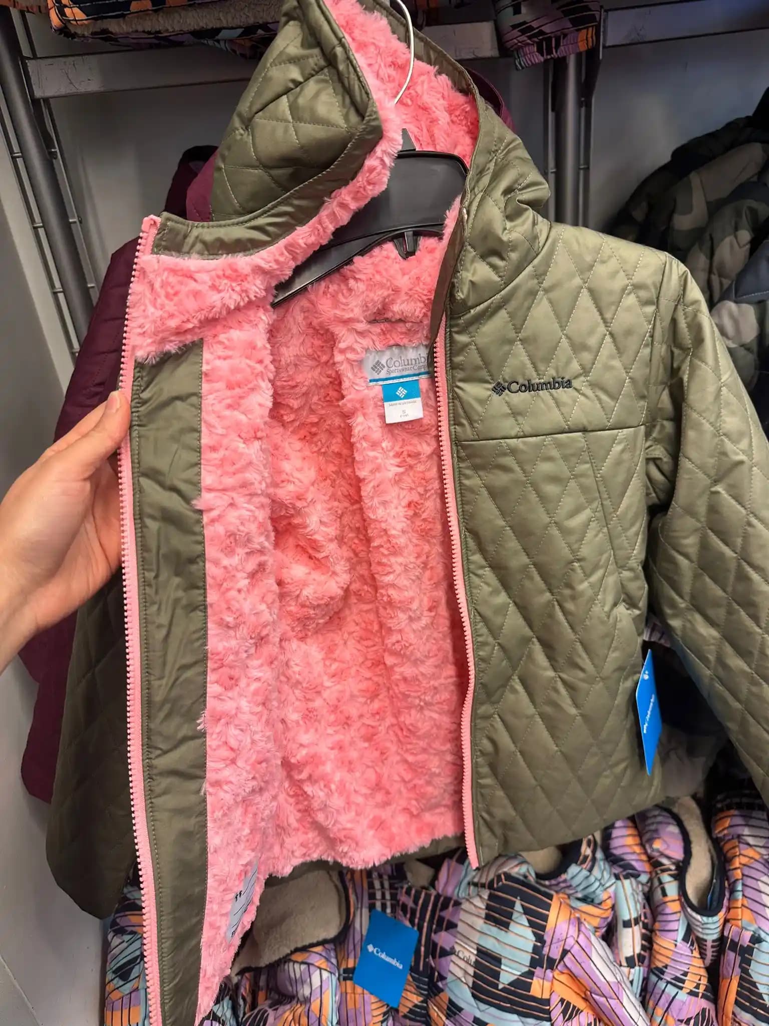 Columbia Kız Çocuk Montları: Moda ve Fonksiyonelliğin Birlikte Sunulduğu Kaliteli Seçenekler