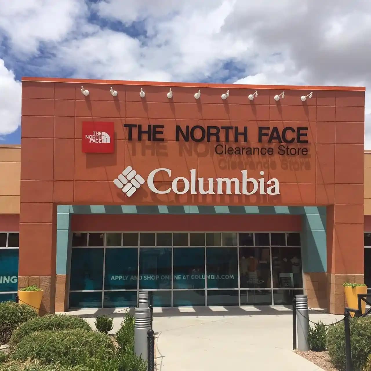 Columbia Outlet Mağazalarının Moda Dünyasındaki Yeri ve Alışveriş Trendleri