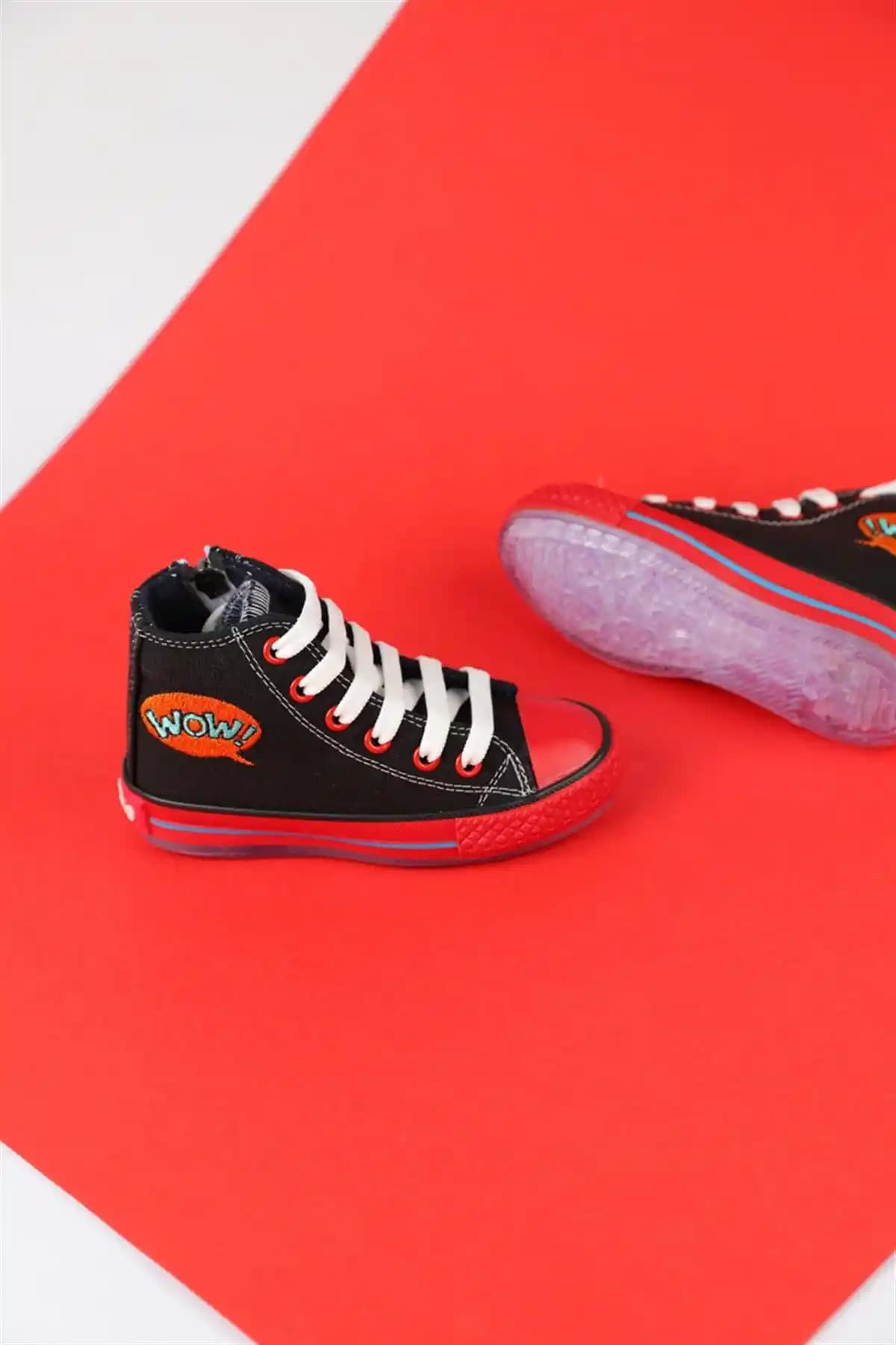 Converse 35 Numara Siyah Ayakkabılar Moda Dünyasında Zamansız Bir İkon Olmayı Sürdürüyor