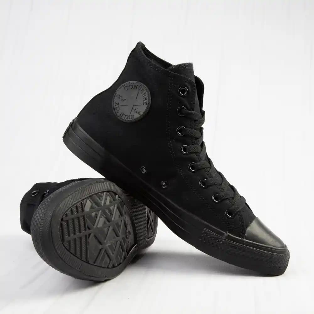 Converse All Black: Zamansız Şıklık ve Moda Dünyasında Öne Çıkan Parça