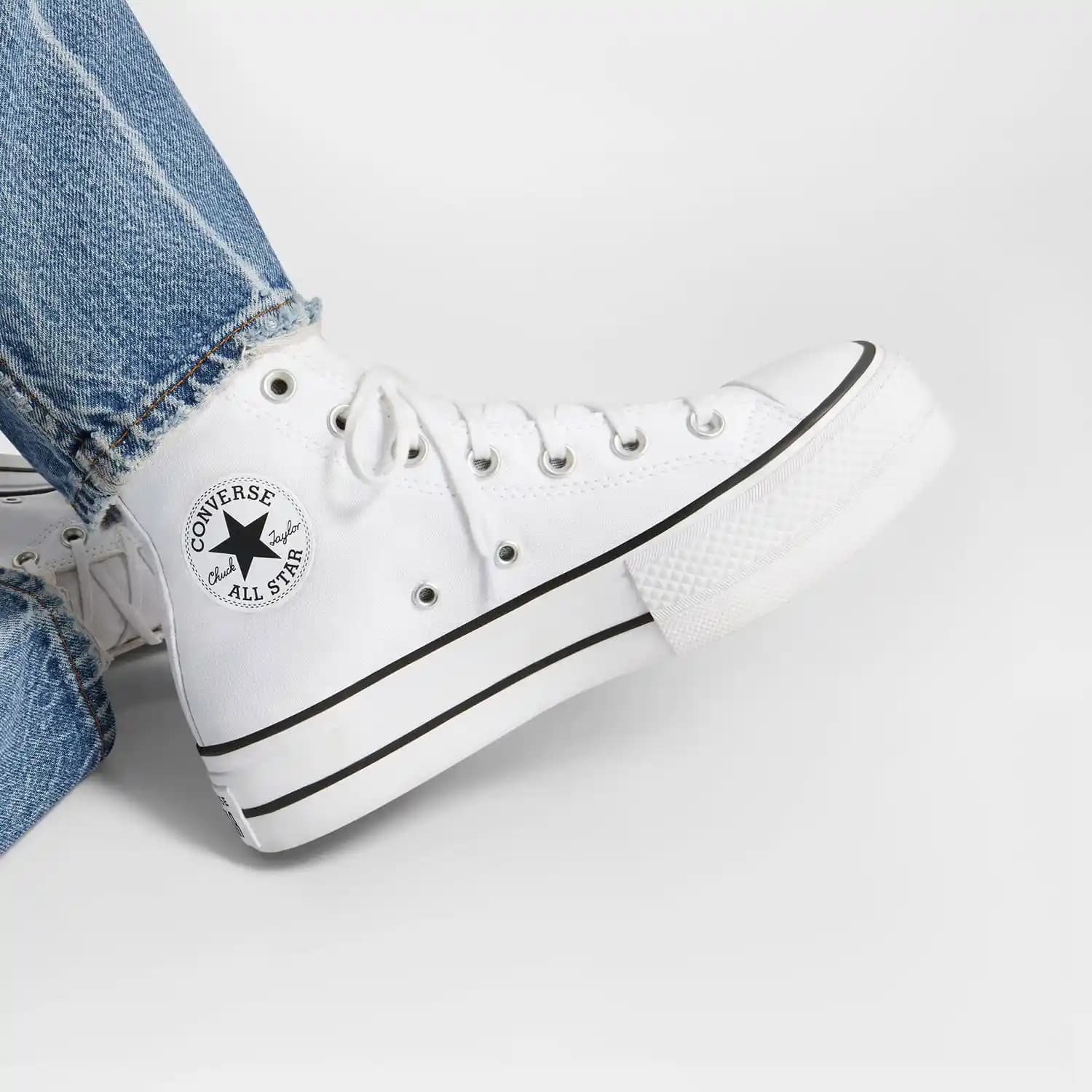 Converse Beyaz Chuck Taylor: Günlük ve Şık Kombinler İçin Zamansız Moda İkonu