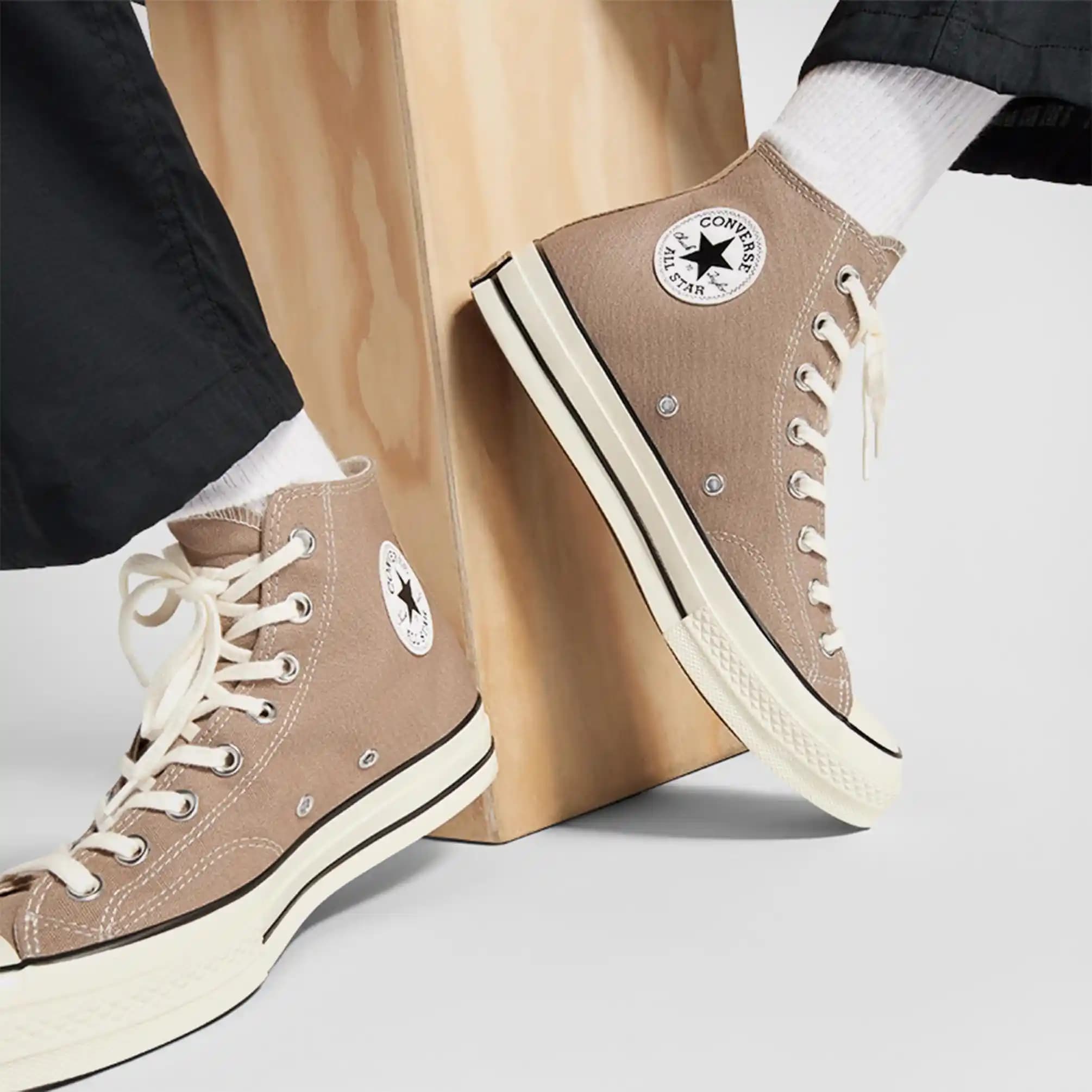 Converse Chuck 70 Bej: Zamansız ve Çok Yönlü Moda İkonu Olmaya Devam Ediyor