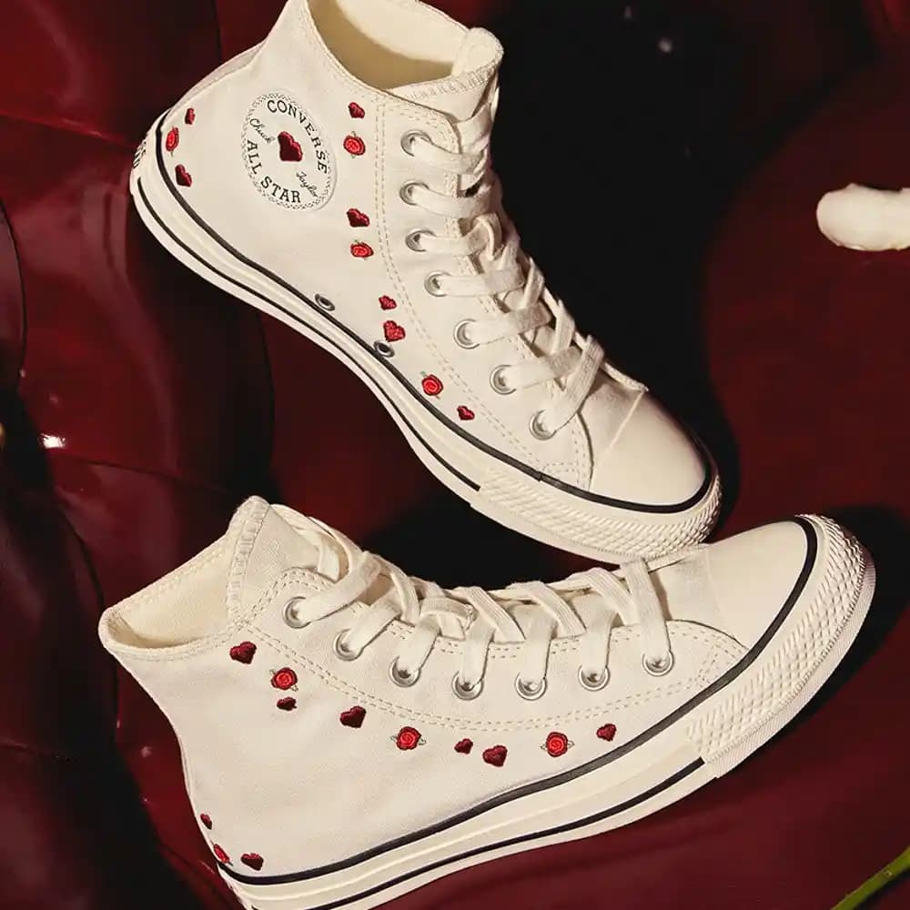 Converse Chuck Taylor All Star Hearts: Sevgi ve Kendini İfade Eden Moda Trendi