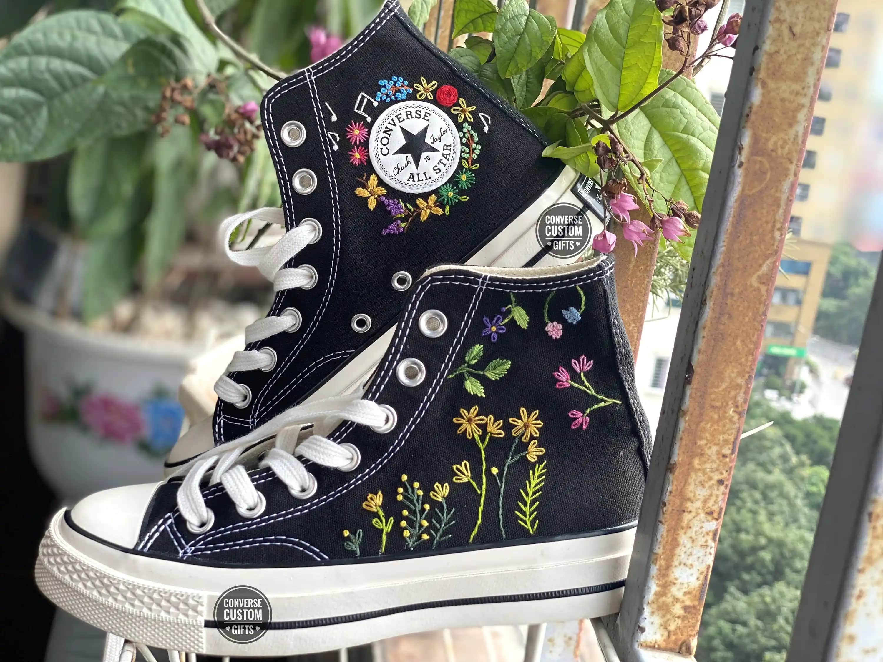 Converse Çiçek Deseni Koleksiyonu ile Modern ve Renkli Sokak Modası Trendleri