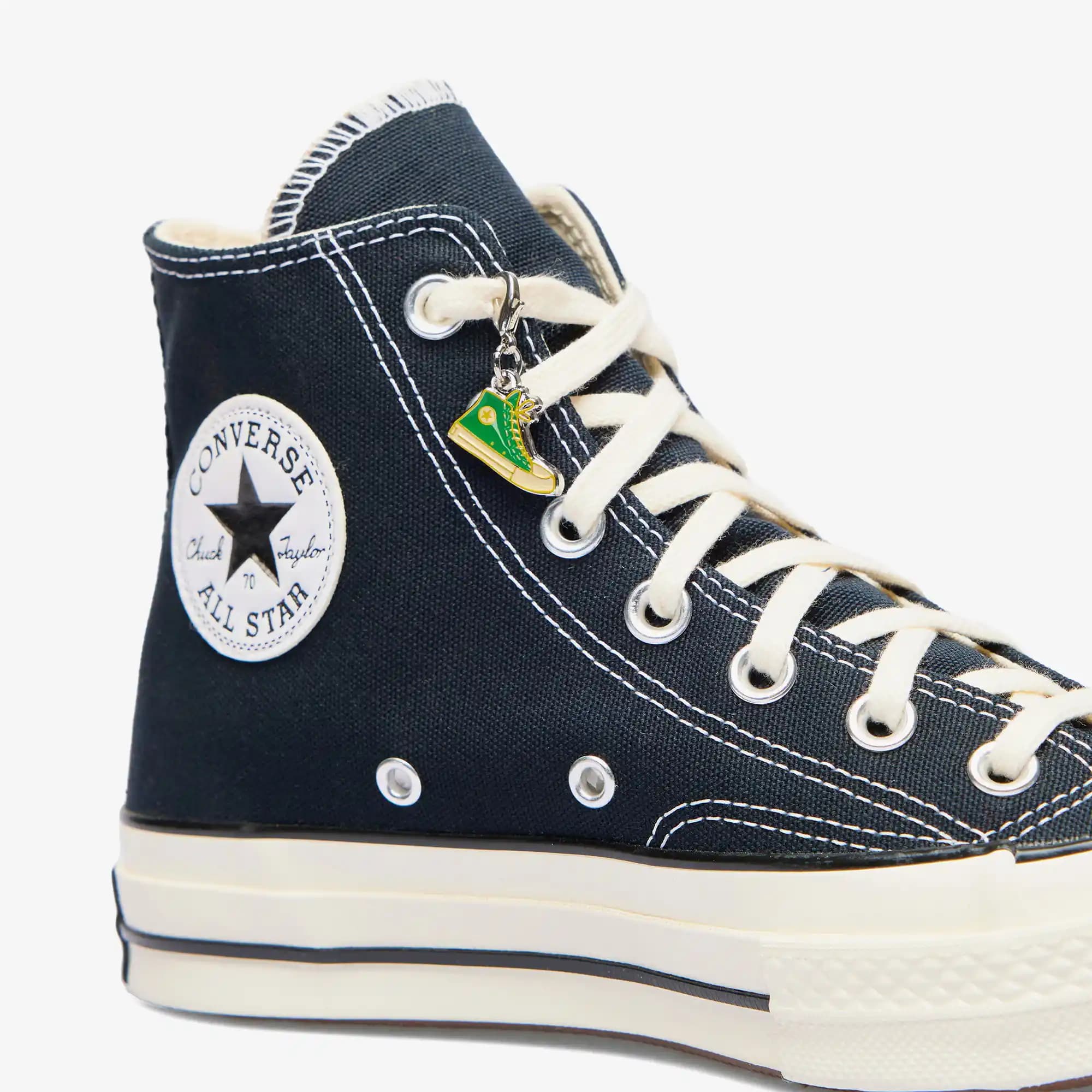 Converse Desenli Ayakkabılar: Moda Dünyasında Renkli ve Çekici Bir Trend