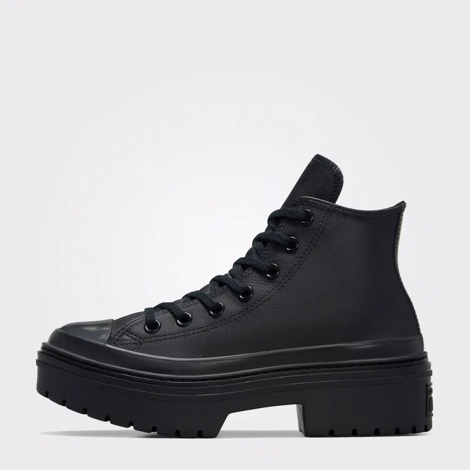 Converse Kadın Bot Modelleri: Şıklık ve Fonksiyonelliğin Modern Buluşması