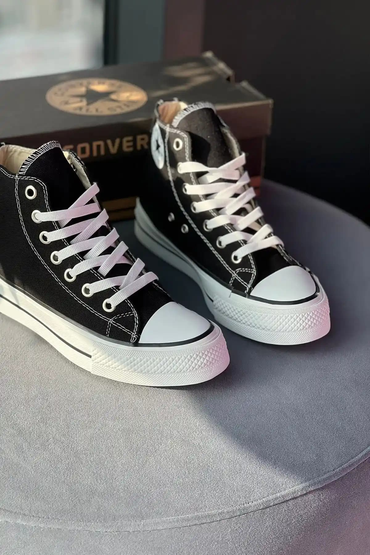 Converse Uzun Siyah Ayakkabılarla Şık ve Rahat Tarzlar Yaratmanın Yolları