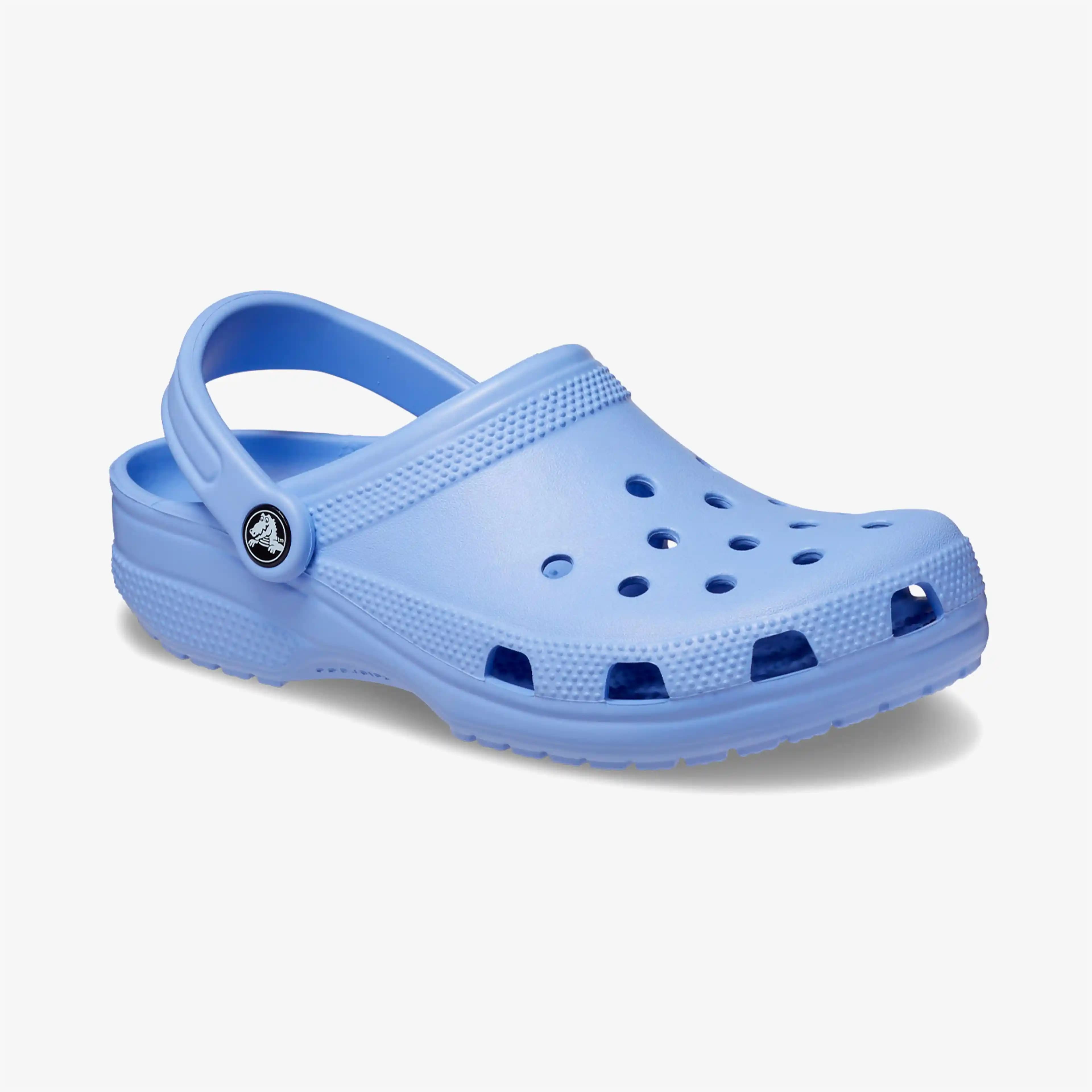Crocs Açık Mavi: Moda Dünyasında Renklerin Gücü ve Stil Önerileri