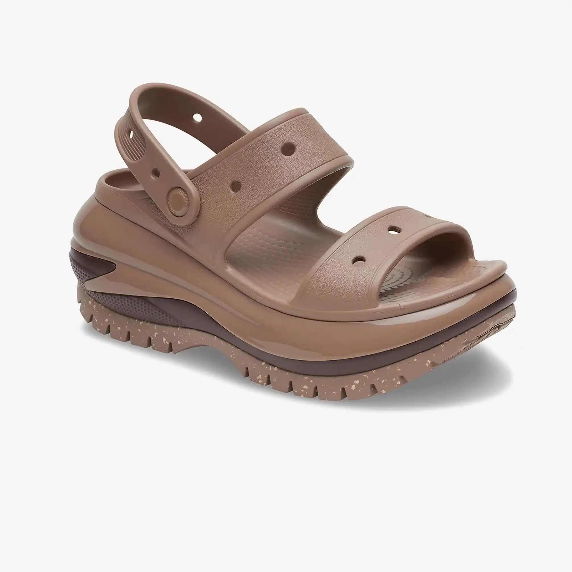 Crocs Kadın Sandaletler: Rahatlık ve Şıklığın Modern Tasarımlarla Buluştuğu Seçenekler