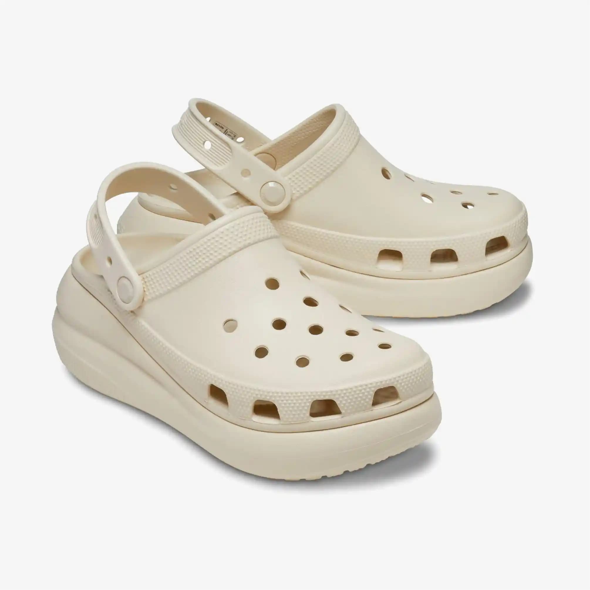 Crocs krem terlikler ile konfor ve şıklığı bir arada yakalayın