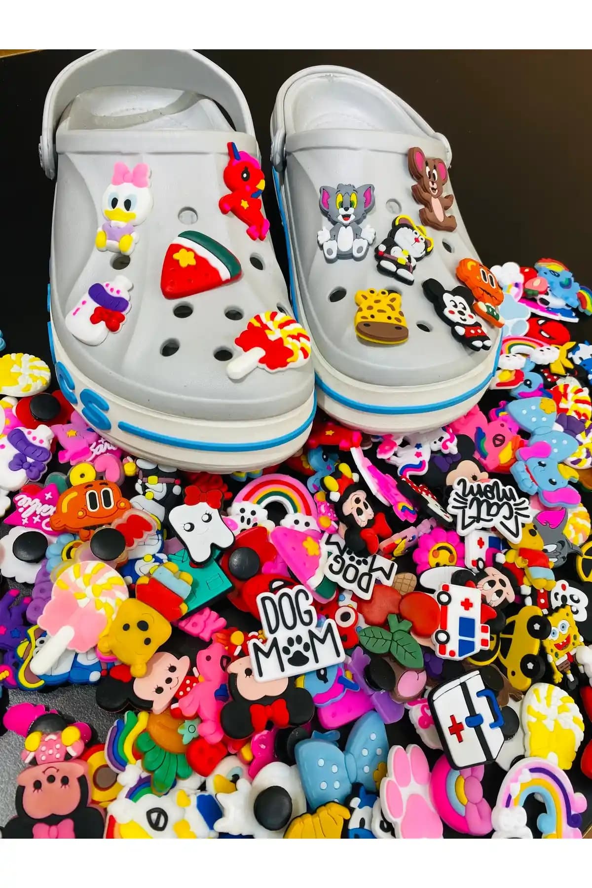 Crocs Terlik Amblemi: Marka Kimliği ve Moda Trendlerindeki Yeri