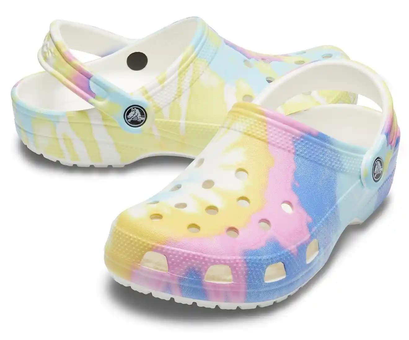 Crocs Tie Dye Tasarımlarıyla Moda Dünyasında Renkli ve Özgün Bir Trend Yaratıldı