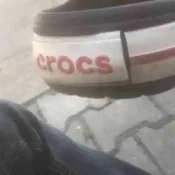 Crocs ve Amblemlerinin Moda Dünyasındaki Yeri Renkli Tasarımlarla Kendini İfade Etme