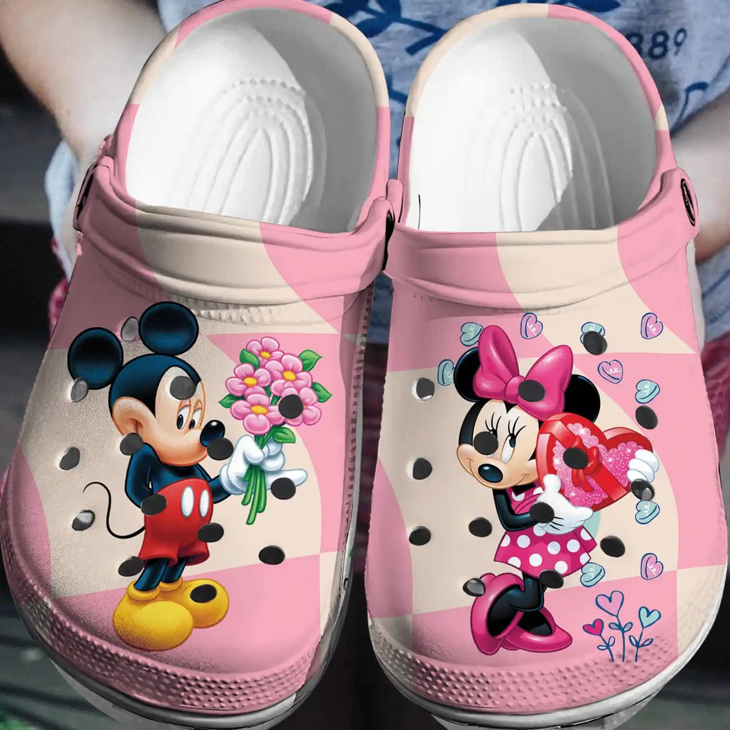 Crocs ve Disney İşbirliği Moda Dünyasında Eğlenceli ve Yenilikçi Bir Trend Oluşturuyor