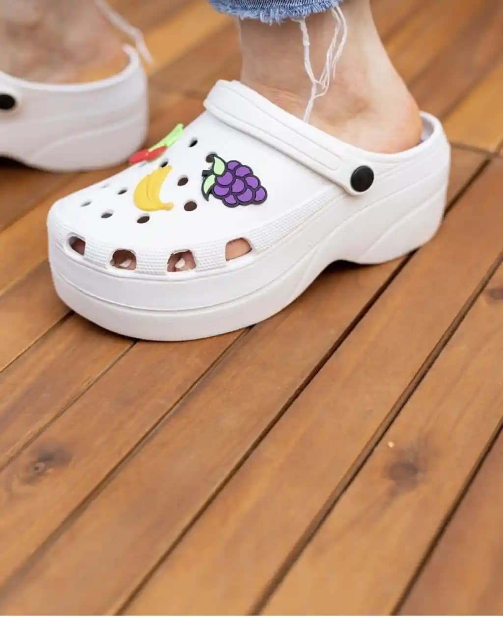 Crocs Yüksek Taban Terlikler: Moda ve Konforu Bir Arada Sunan Güncel Trendler