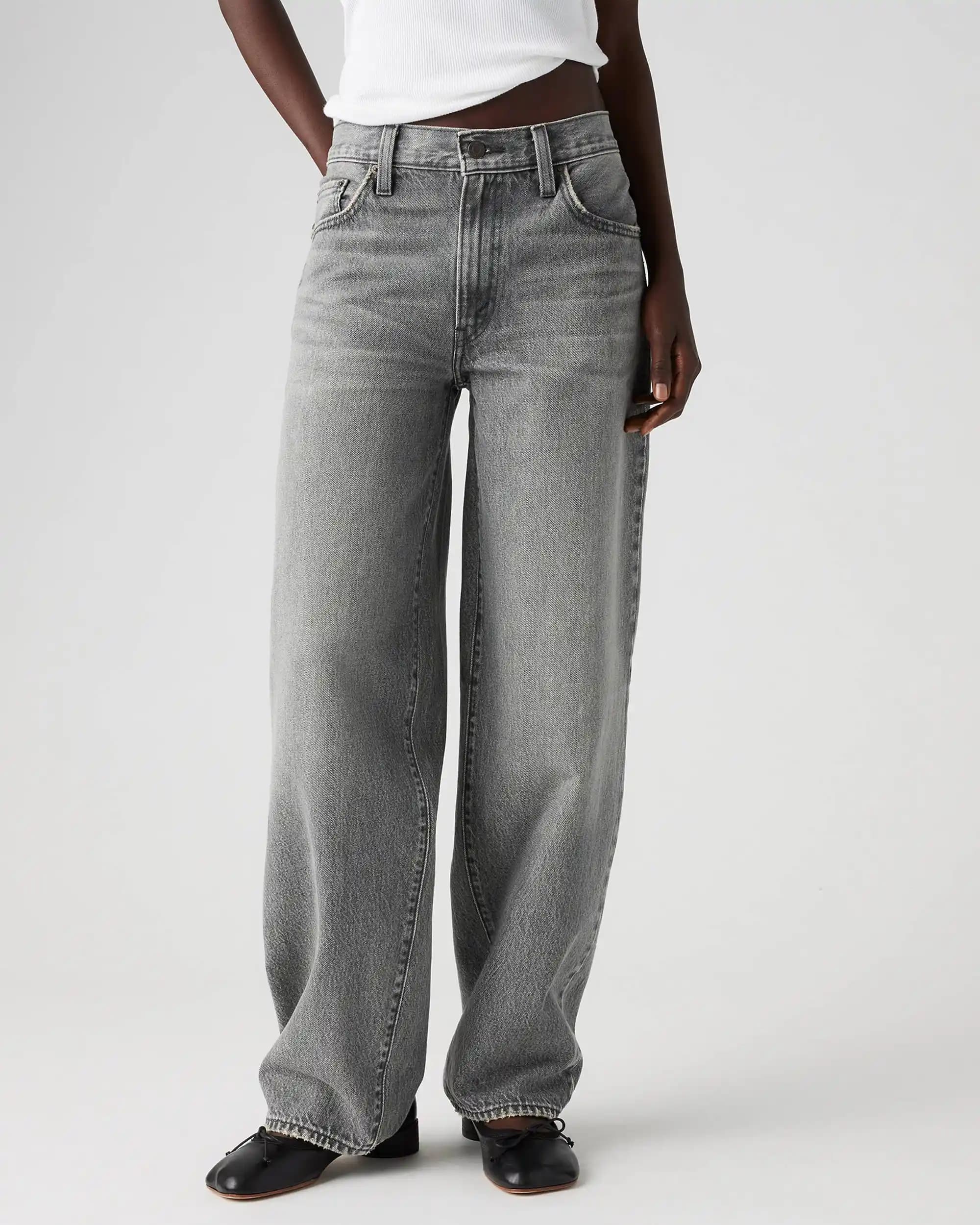 Dad Jeanleri Moda Dünyasında Rahatlık ve Şıklığın Buluştuğu Trendler ve Kombinasyonlar