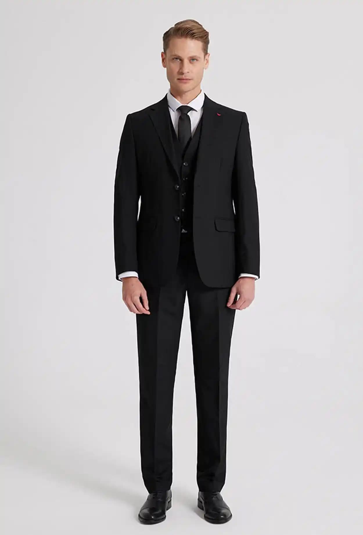Damat Siyah Takım Elbise Seçimi ve Kombinasyonları Hakkında Detaylı Rehber