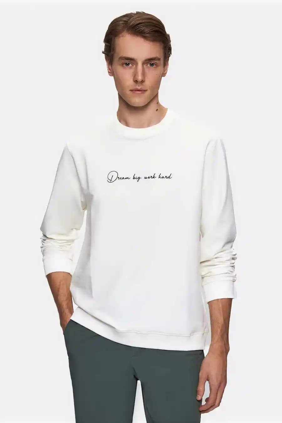 Damat Sweatshirt Koleksiyonu: Modern ve Rahat Erkek Giyim Trendleri