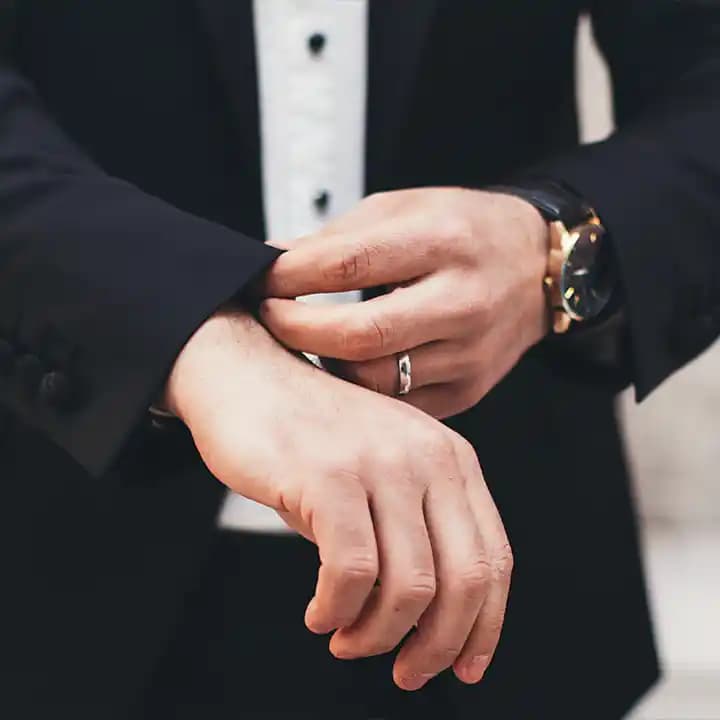 Damatlık Saatleri: Düğün Gününüzde Tarzınızı Yansıtan Şık ve Anlamlı Aksesuar