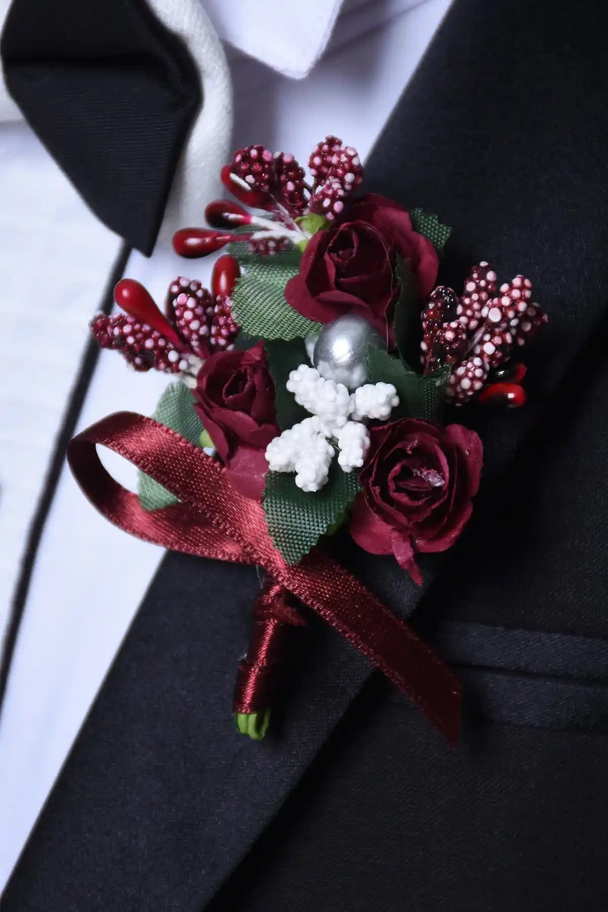 Damatlık Yaka Çiçeği Trendleri ve Seçim İpuçları Düğün Şıklığını Tamamlayan Detaylar