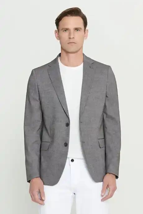 Dar Kesim Ceketler: Moda Dünyasında Kendine Güven ve Şıklığın Simgesi