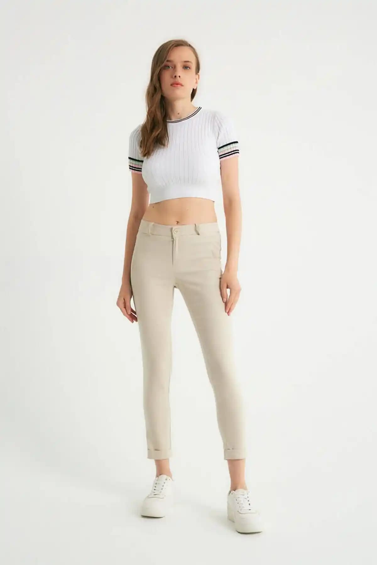 Dar Kesim Kumaş Pantolonlar: Moda ve Şıklığın Vazgeçilmez Parçası