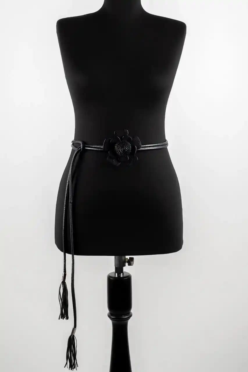 Deri Bağlamalı Kemerler: Moda Dünyasında Şıklık ve Fonksiyonelliğin Birleşimi