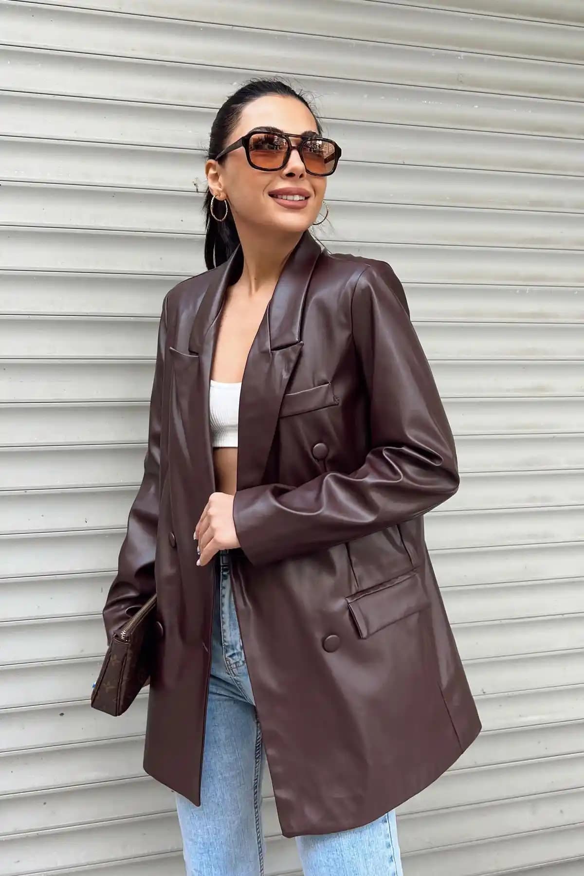 Deri blazer ceketler: moda dünyasında şıklık ve stilin vazgeçilmez parçası