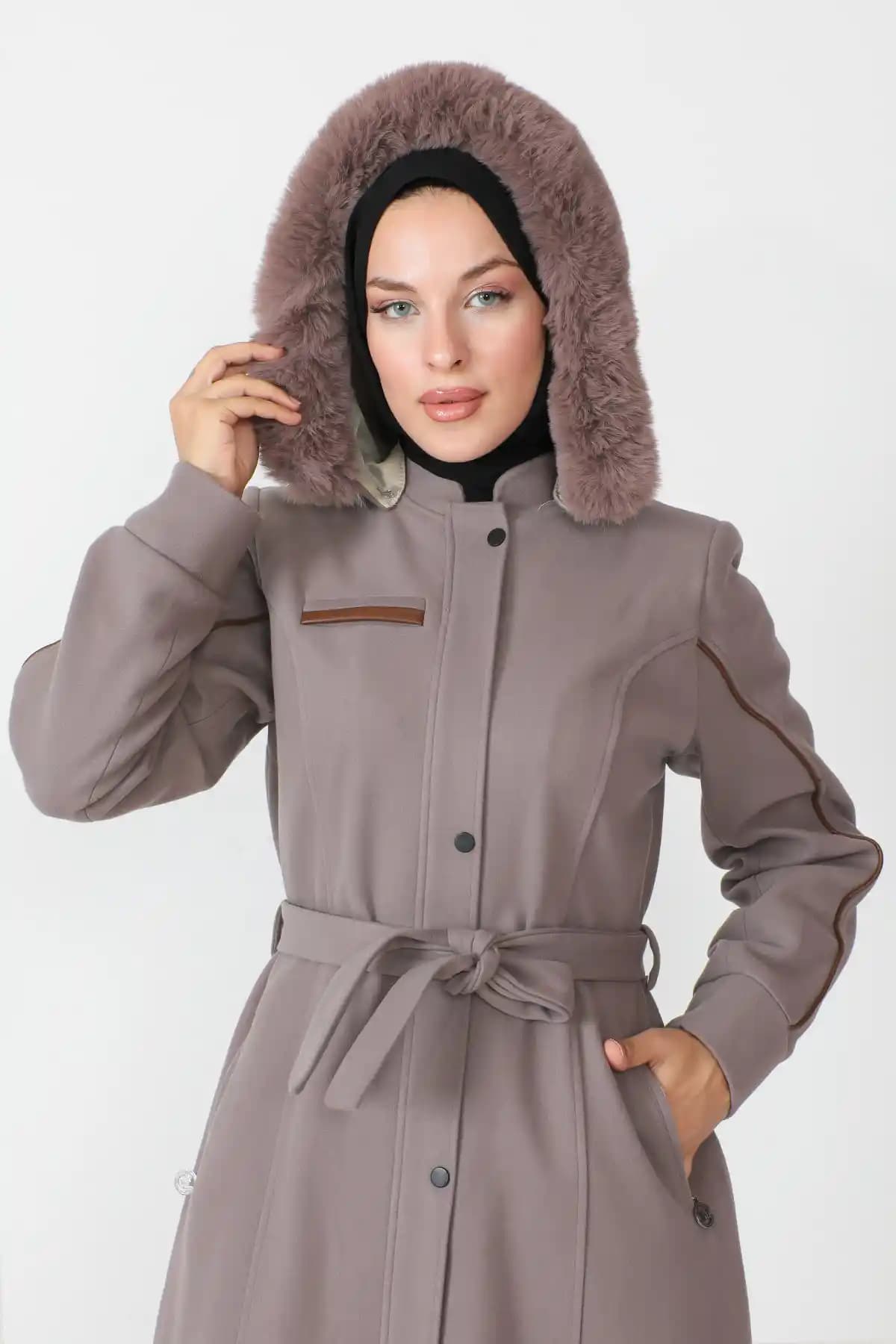 Deri Kaşe Kabanlar: Moda ve Fonksiyonelliğin Birleştiği Kış Giyim Parçası