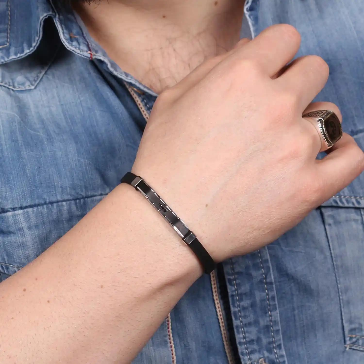 Deri ve Çelik Bileklikler: Moda Dünyasında Zarafet ve Dayanıklılığı Yansıtan Aksesuarlar