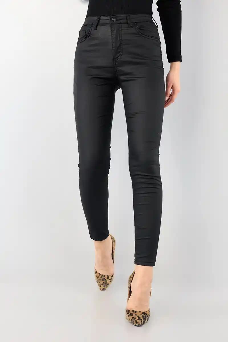 Deri ve Kot Pantolonlar: Moda Trendleri, Kombinasyonlar ve Bakım İpuçları