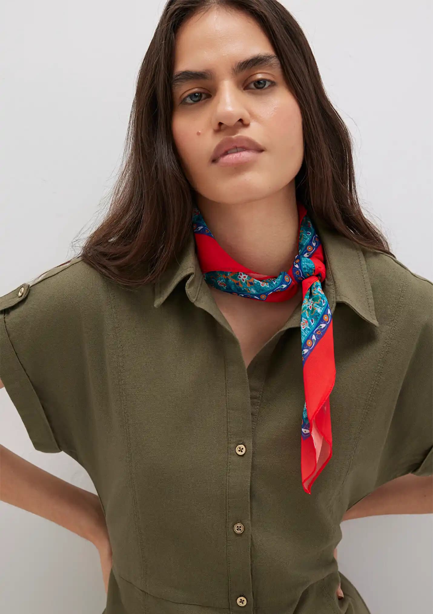 Desenli Bandana ile Stil Yaratma Rehberi Moda Dünyasında Renkli ve Çarpıcı Bir İmza