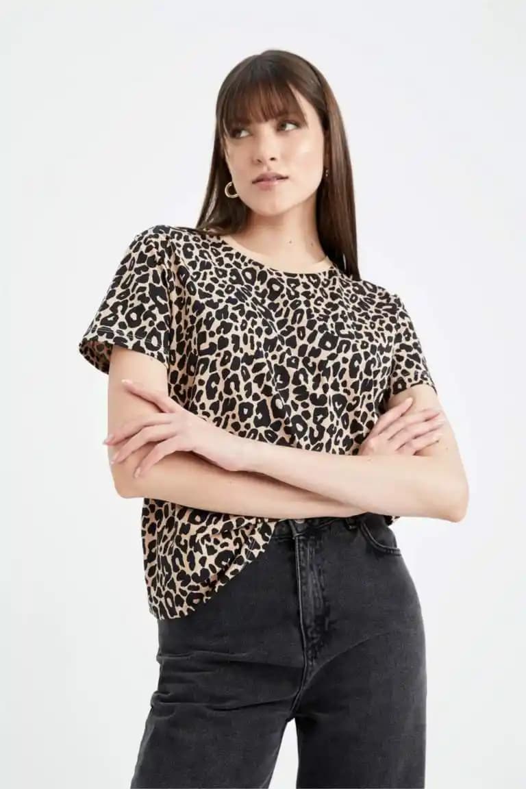 Desenli Oversize Tişörtler Moda Dünyasında Rahatlık ve Şıklığın Birleşimi