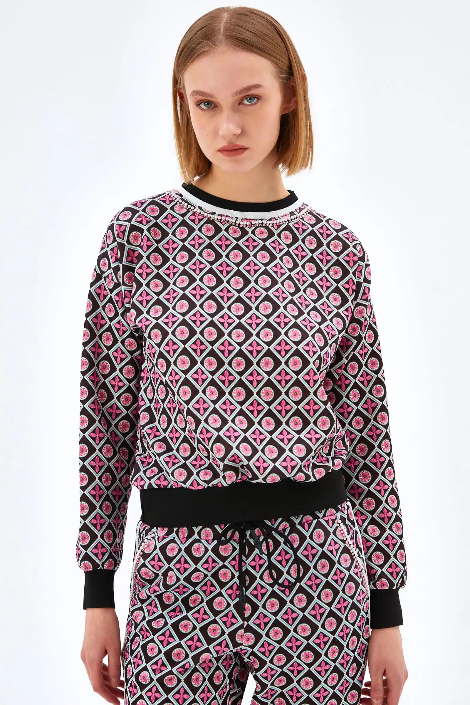 Desenli Sweatshirtler: Moda Dünyasında Renkli ve Şık Bir Trend Analizi ve Kombinasyon Önerileri