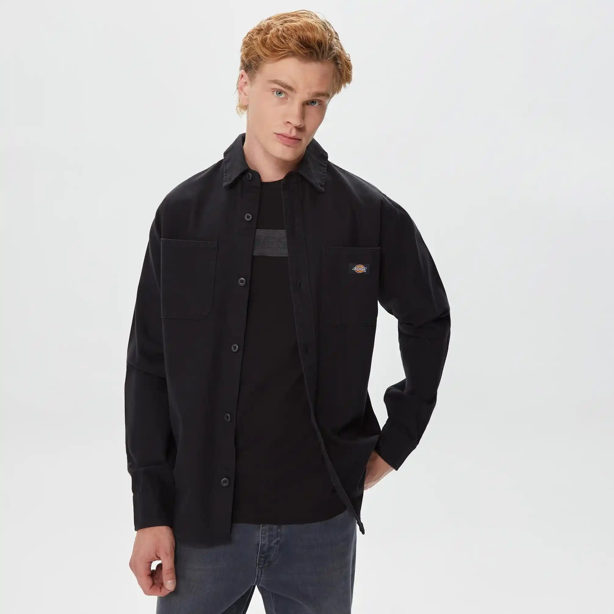 Dickies Gömlekleri: Dayanıklılık ve Şıklığın Modern Moda Dünyasındaki Yeri