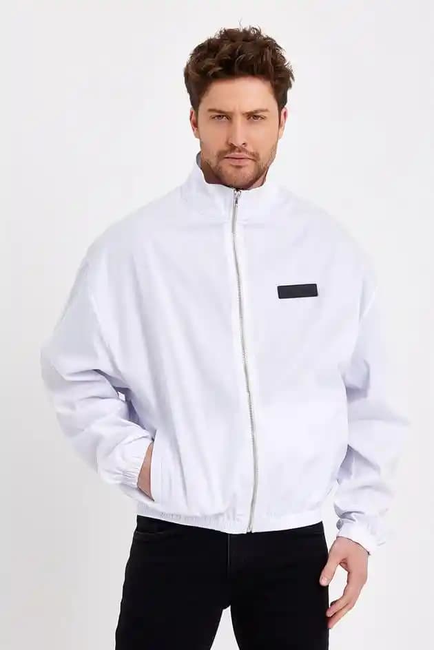 Dik Yaka Ceketler: Zamansız Şıklık ve Güncel Trendler Hakkında Detaylı Bilgi