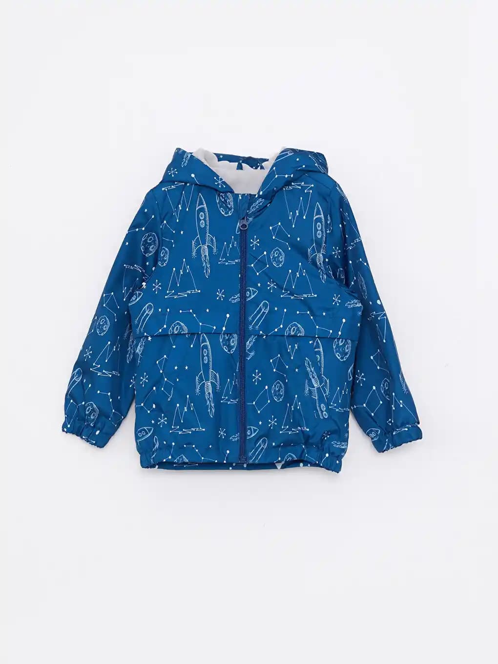 Dinazorlu Yağmurluklar Moda Dünyasında Yenilikçi ve Sürdürülebilir Bir Trend Olarak Öne Çıkıyor