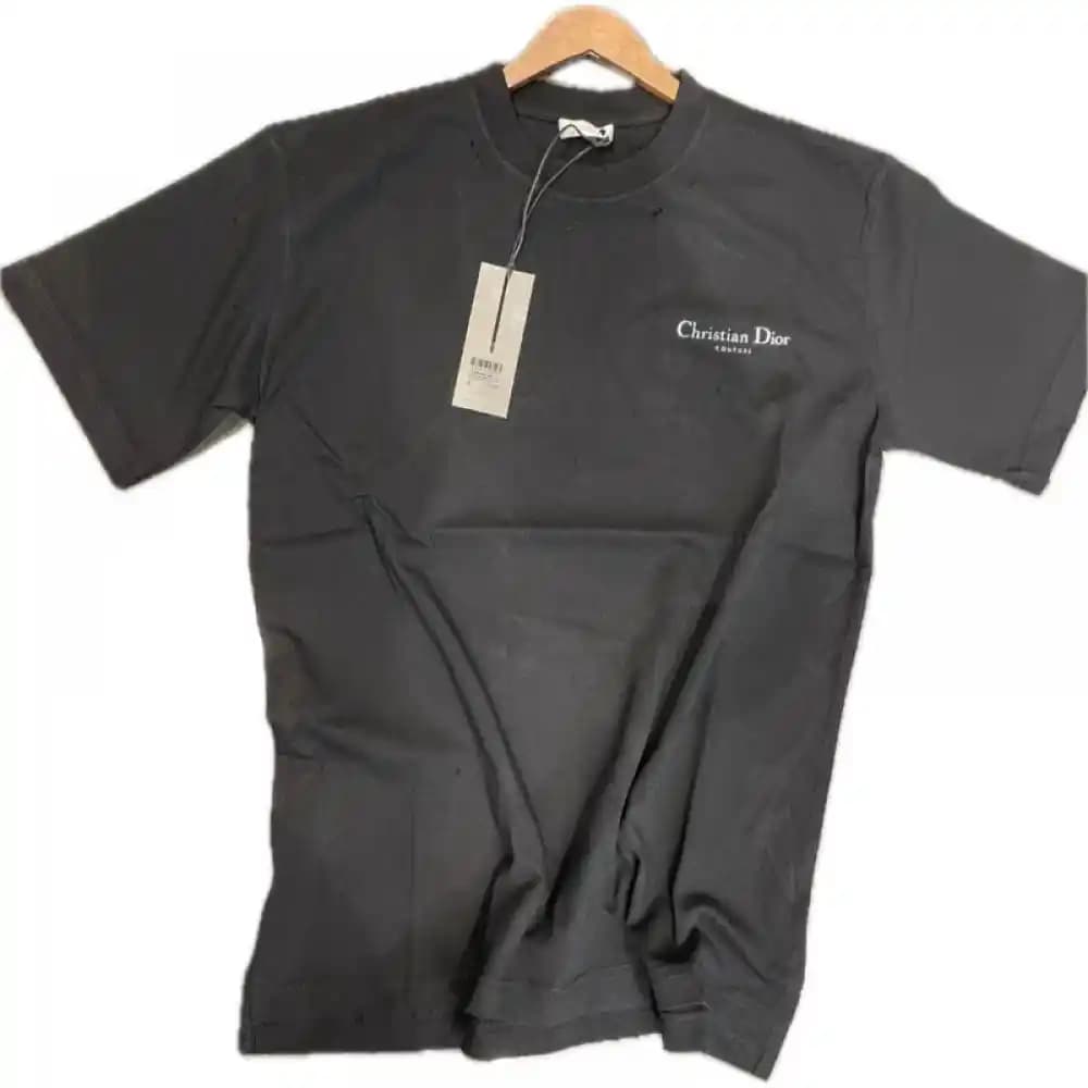 Dior Siyah Tişörtleri: Zamansız Şıklık ve Moda Dünyasında Öne Çıkma Rehberi