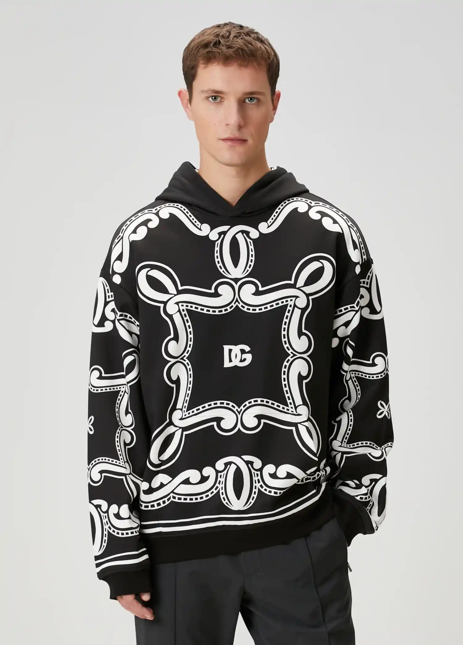 Dolce Gabbana Erkek Sweatshirtleri: Modern Şıklığın İkonu ve Stil Önerileri