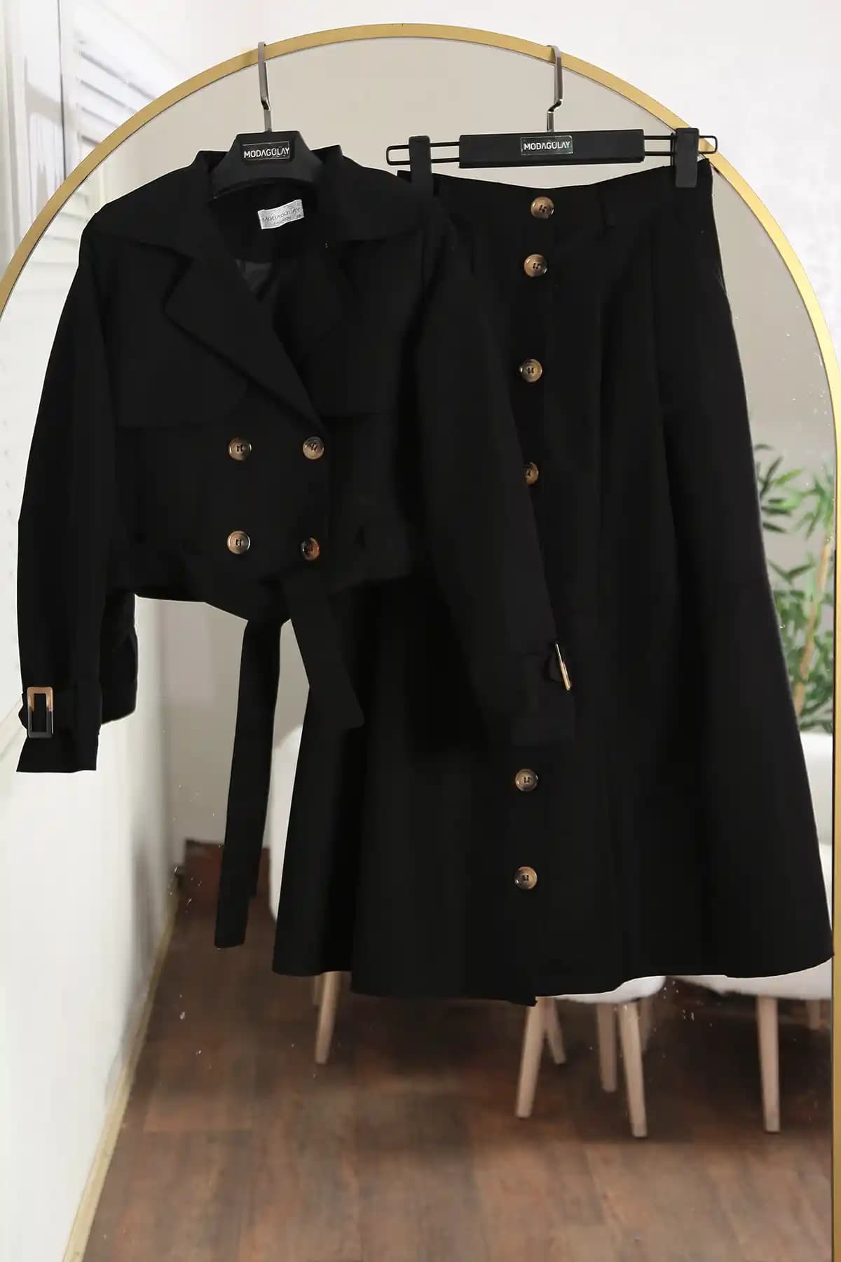 Dört Düğmeli Takım Elbise Modasında Güncel Trendler ve Stil Önerileri