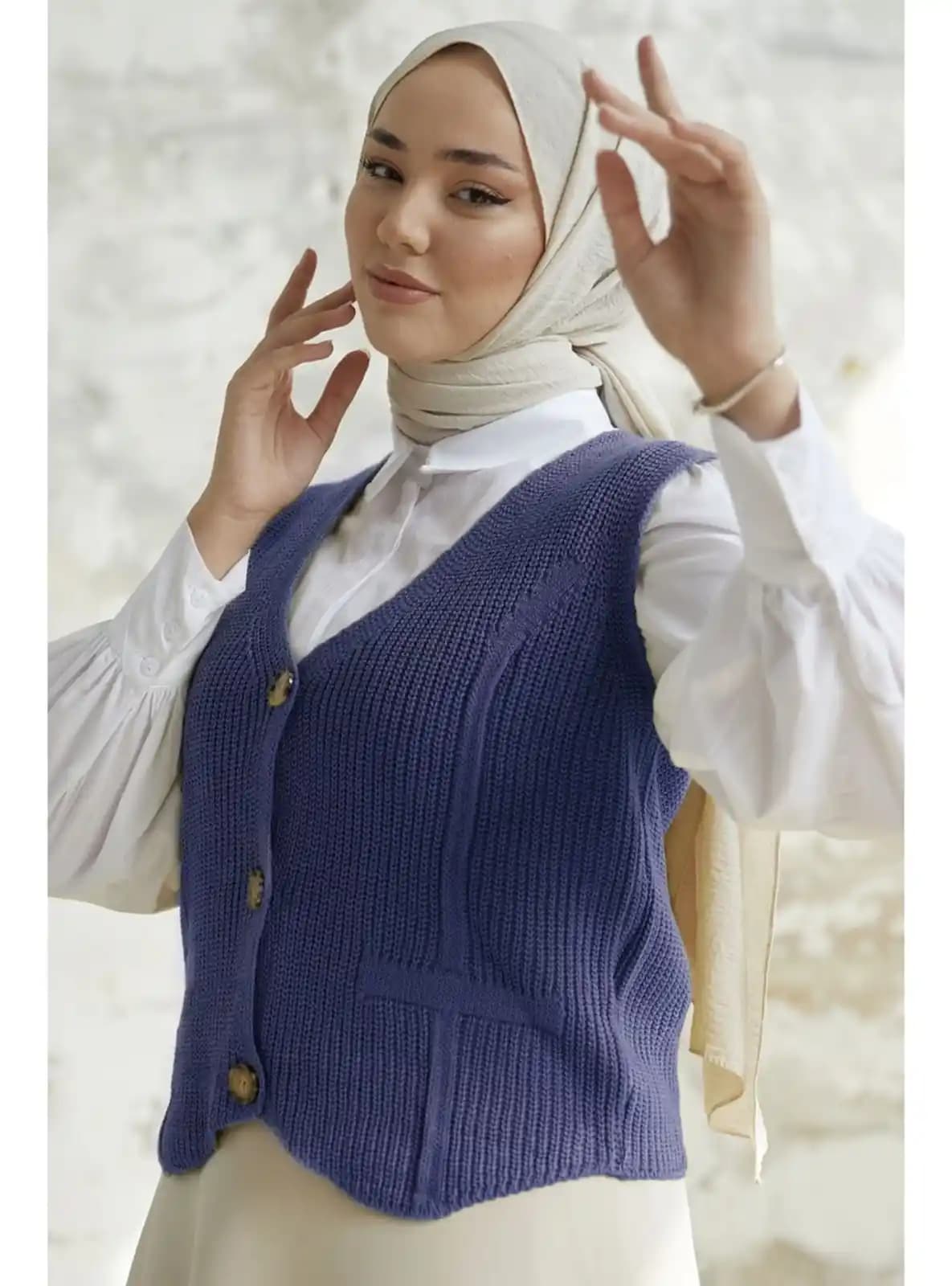 Düğmeli Süveterler Moda Dünyasında Zamansız ve Şık Bir Parça Olarak Günümüzdeki Yeri ve Trendleri